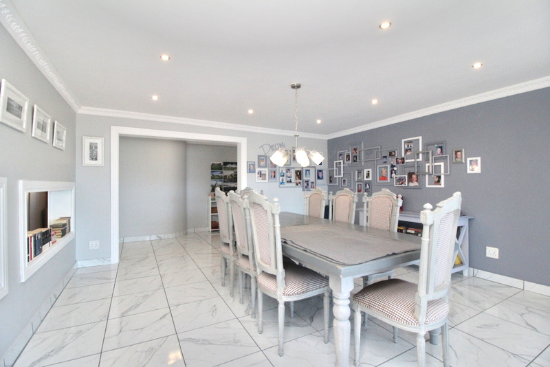 8 Bedroom Property for Sale in Mountainside Western Cape